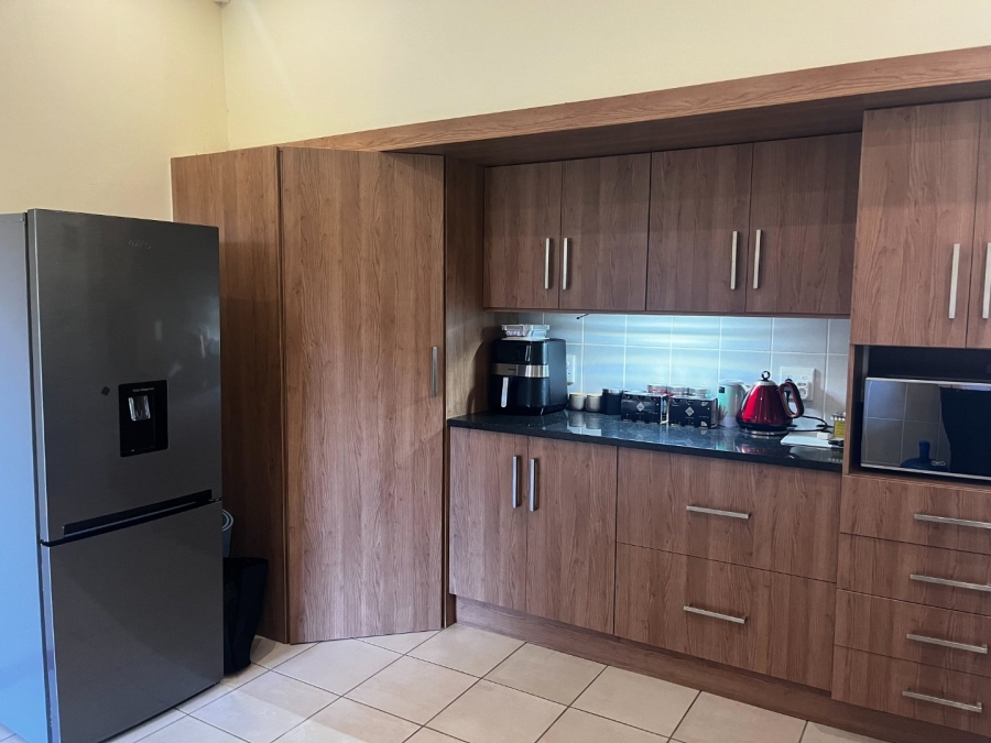 To Let 1 Bedroom Property for Rent in Melodie North West
